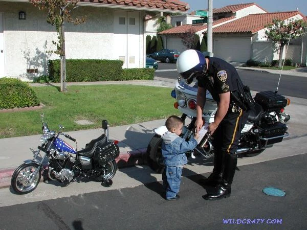 multa a un niño por aparcar mal su moto de juguete multa a un niño por aparcar mal su moto de juguete